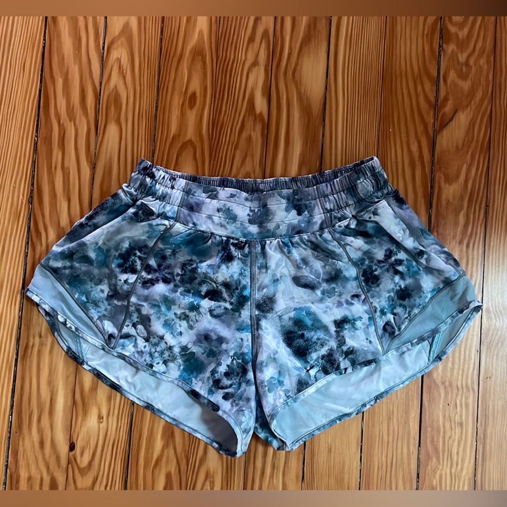 Lululemon Low-Rise Hotty Hot Shorts 2.5”